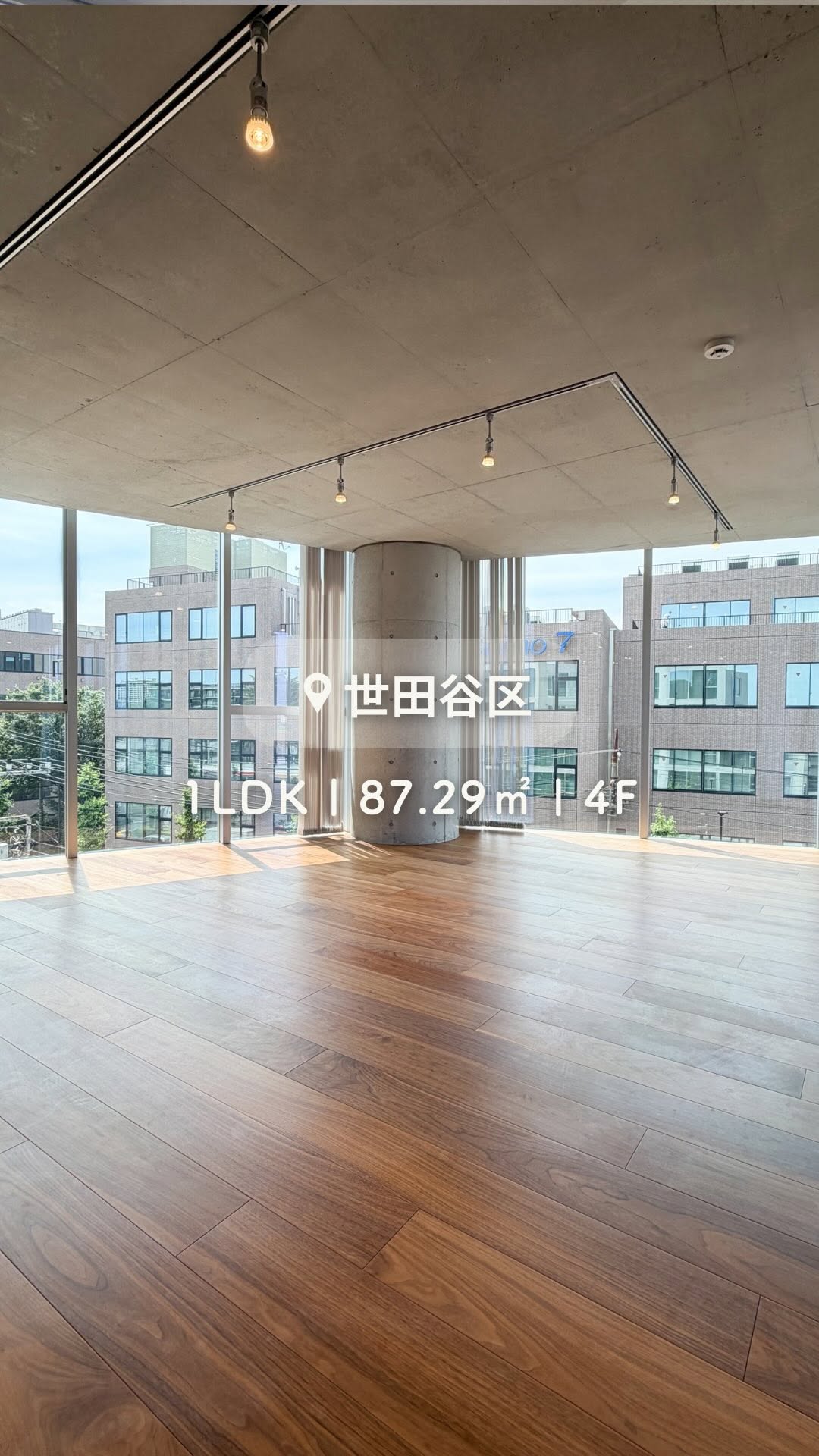 石畳の美しい商店街が広がり、どこか上品で穏やかな空気が漂うエリア。